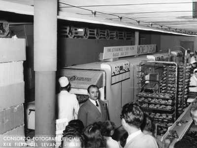 Uno snack esplosivo, consumato rigidamente caldo, che venne ideato nel 1954 dal 20enne Tommaso De Nicol�, figlio di Vincenzo, mercante di Bari Vecchia che operava nel settore alimentare